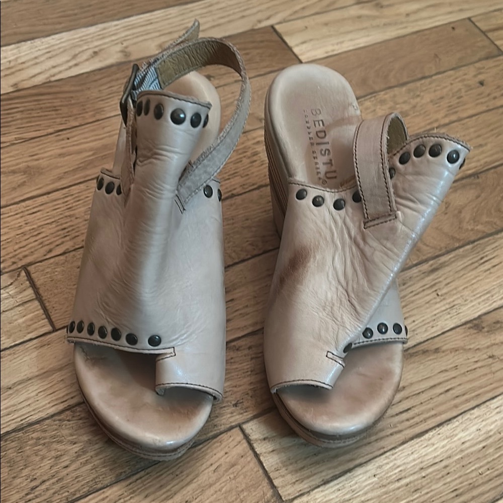 BED|STU Cream Wedge Sandals with Slingback Design and Decorative Studs